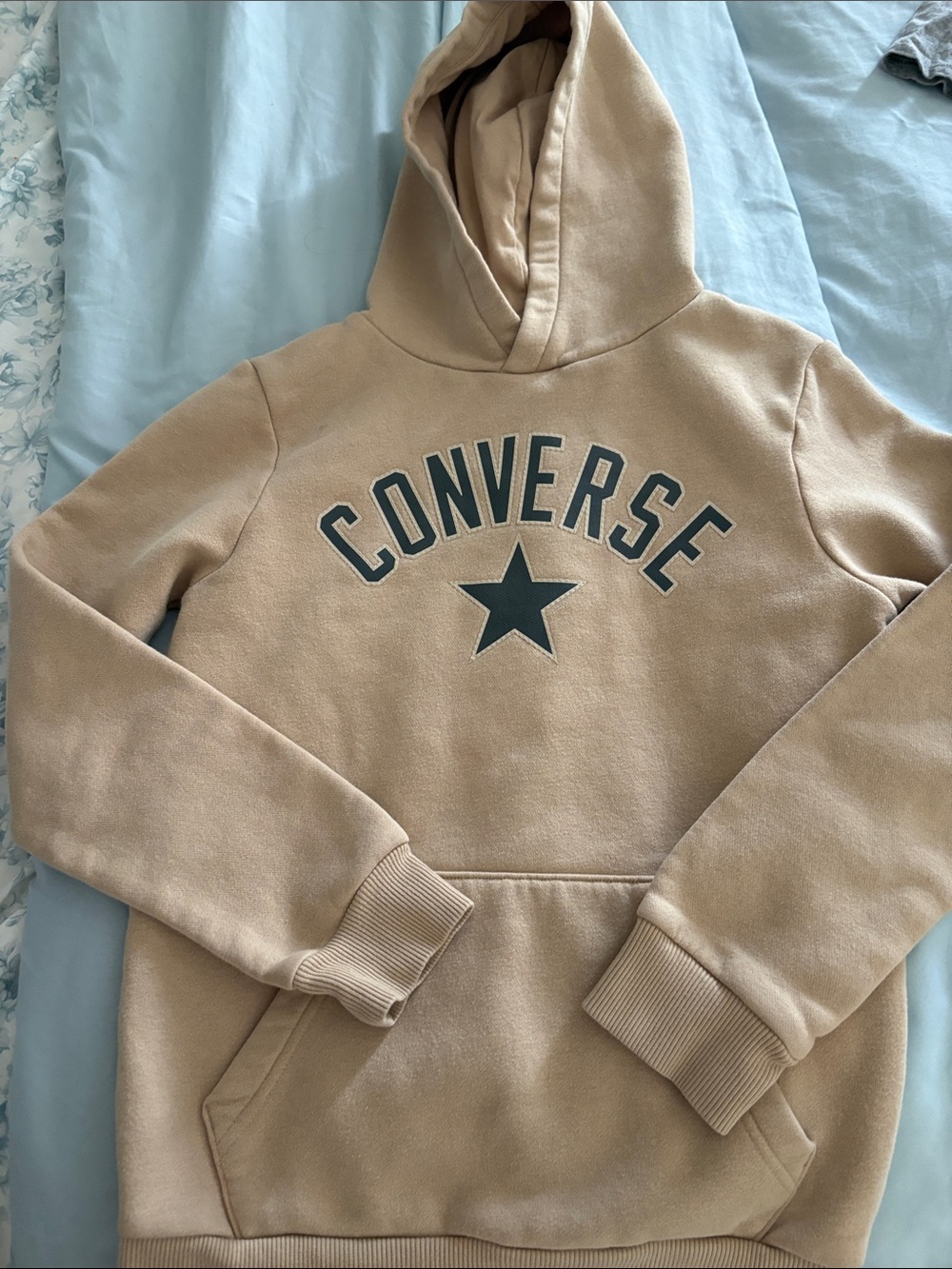 Converse sweater size m. Unisex 
Cream color